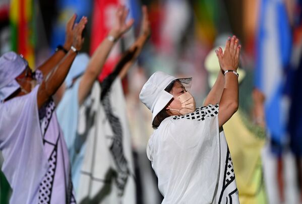 Los voluntarios que participaron en los Juegos Olímpicos de Tokio se despiden con aplausos. - Sputnik Mundo