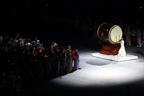 Un artista japonés presenta una actuación tradicional en el estadio olímpico. - Sputnik Mundo