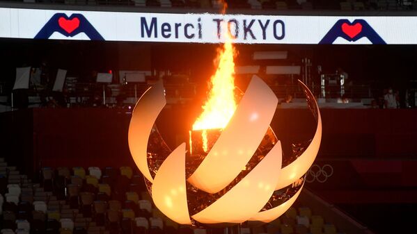 Los últimos momentos de la antorcha olímpica encendida con mensajes de agradecimiento de fondo. - Sputnik Mundo