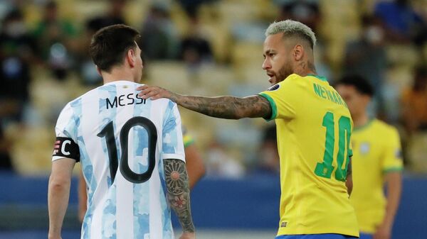 El argentino Lionel Messi y el brasileño Neymar se saludan durante la final de la Copa América 2021 - Sputnik Mundo