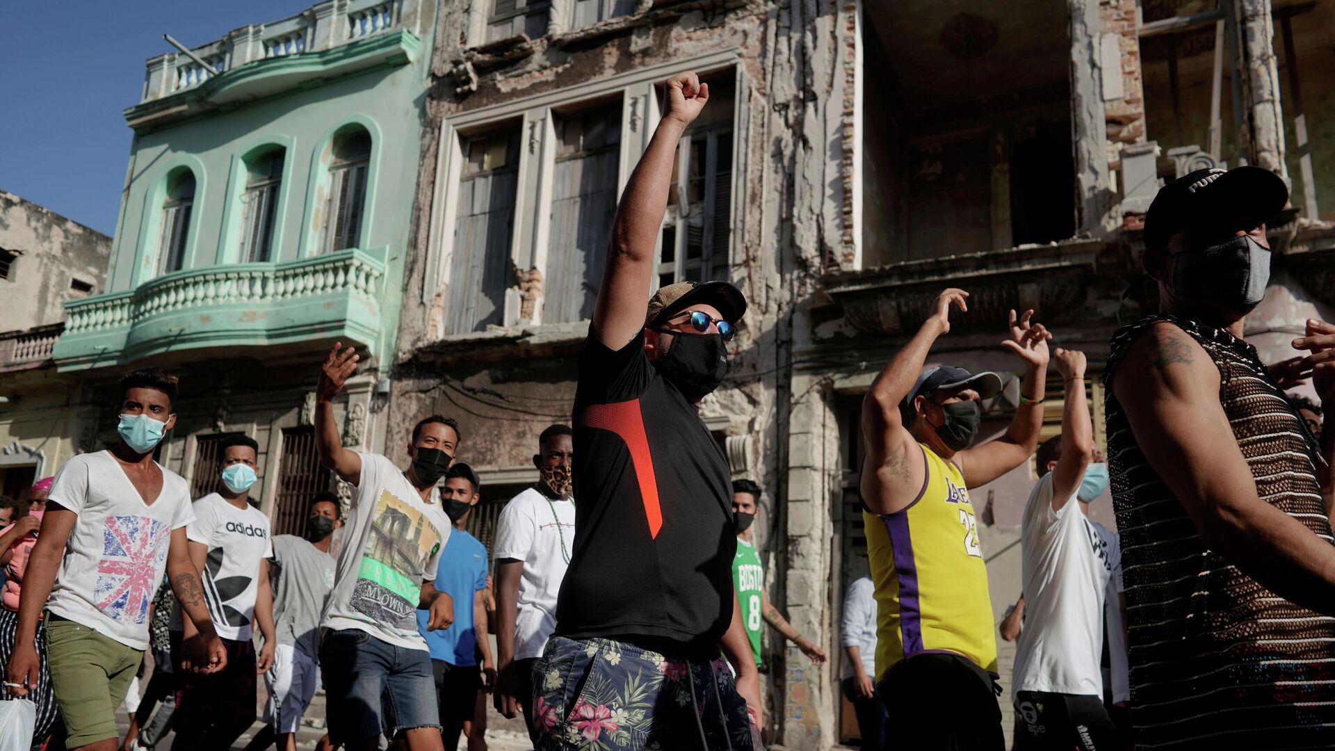 La gente durante una protesta contra y en apoyo al Gobierno, en medio del brote del coronavirus, en La Habana, Cuba, el 11 de julio de 2021 - Sputnik Mundo, 1920, 10.08.2021