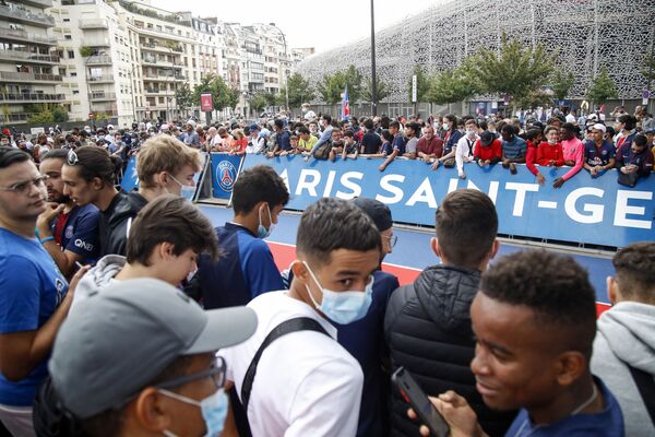 Aficionados vitorean fuera del estadio Parque de los Príncipes del PSG luego de que Messi aterrizara en el aeropuerto de Le Bourget, cerca de París - Sputnik Mundo