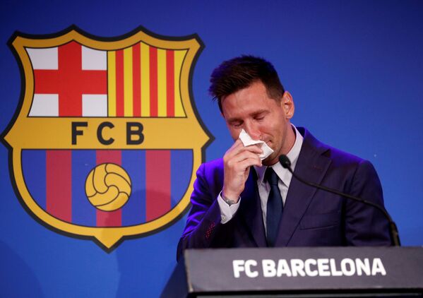 El futbolista argentino Lionel Messi llora en su última rueda de prensa como jugador del club español Barcelona el 8 de agosto en Barcelona (España). - Sputnik Mundo