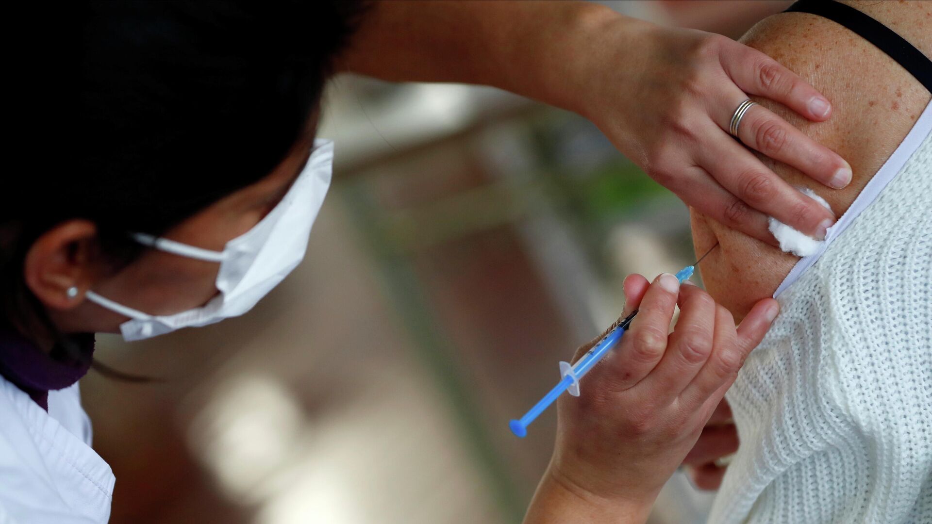 Un trabajador de salud inyecta una dosis de la vacuna Sputnik V en un centro de vacunación COVID-19 en Buenos Aires, Argentina, el 6 de agosto de 2021 - Sputnik Mundo, 1920, 11.08.2021