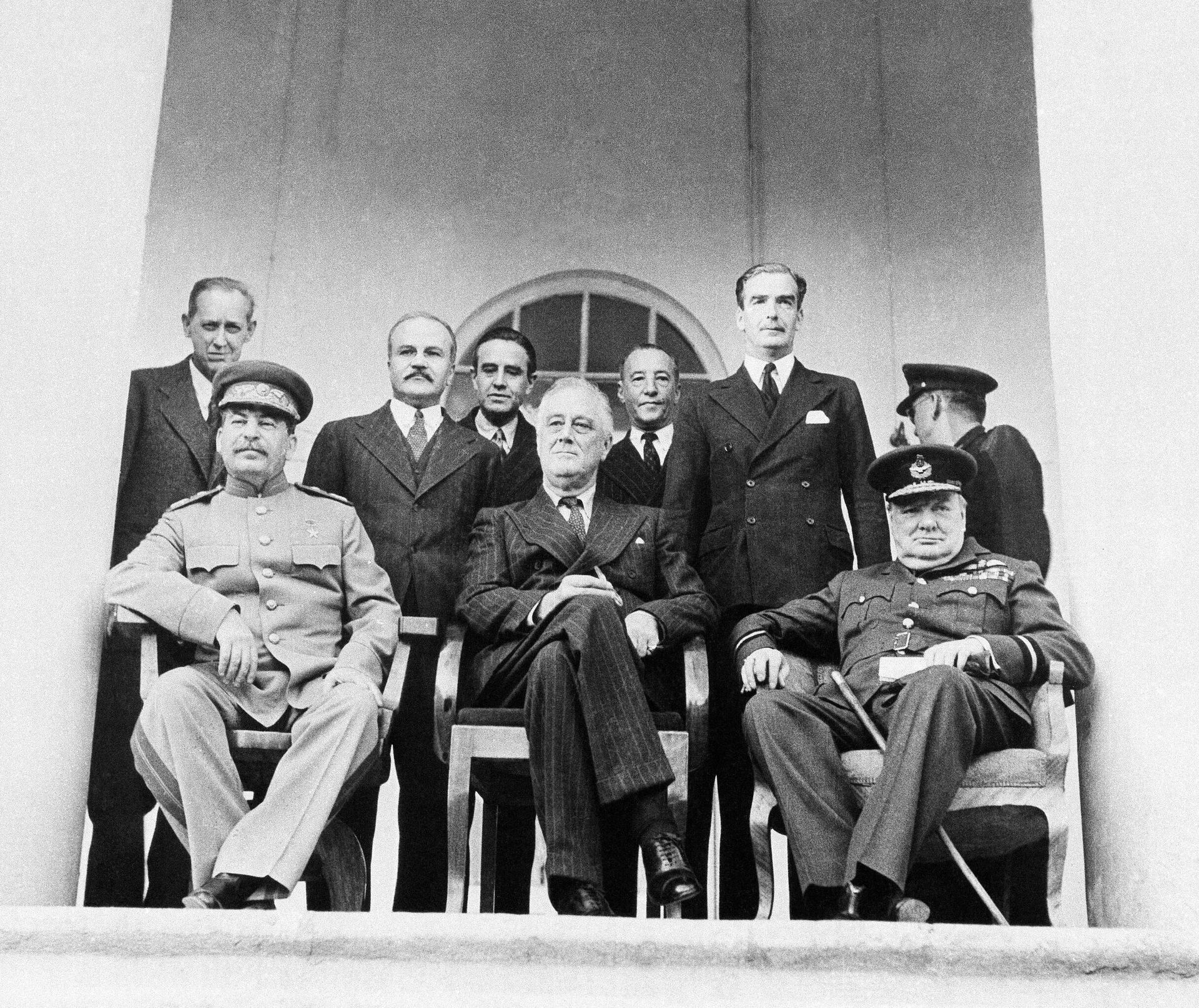 El encuentro entre Stalin, Roosevelt y Churchil durante la Conferencia de Teherán en 1943 - Sputnik Mundo, 1920, 12.08.2021
