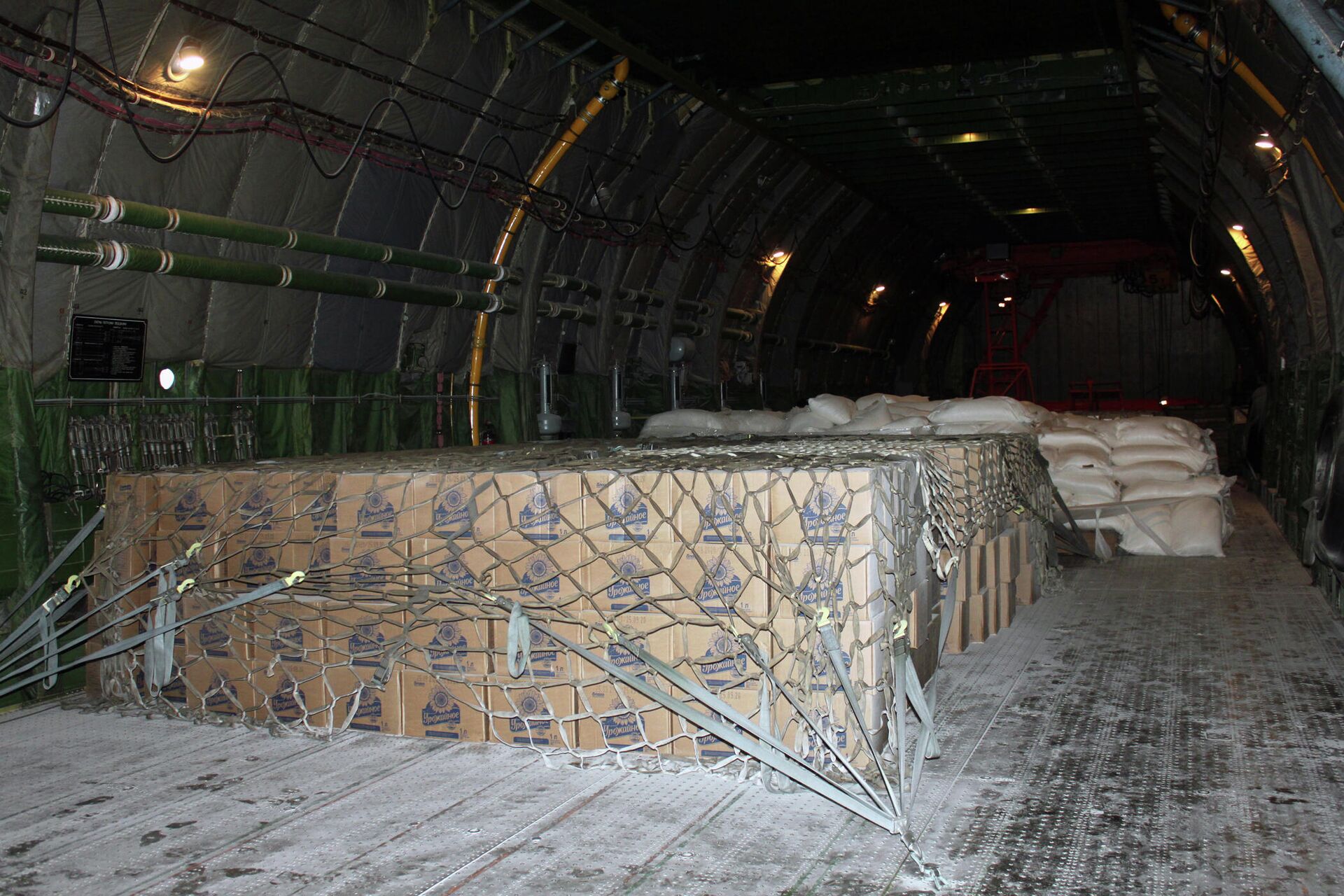 Interior del AN-124 que trasladó ayuda humanitaria a Cuba - Sputnik Mundo, 1920, 13.08.2021
