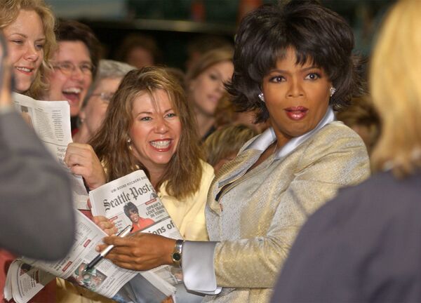 La famosa presentadora de televisión Oprah Winfrey también es zurda.En la foto: Oprah Winfrey con unos fans en Seattle (EEUU), 2003. - Sputnik Mundo