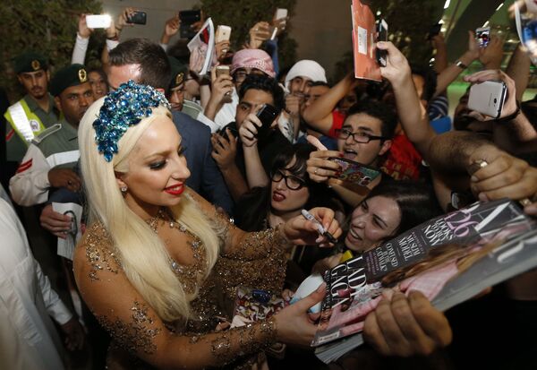 La cantante Lady Gaga también es una ilustre representante de los zurdos. Sin embargo, la cantante toca la guitarra a la diestra.En la foto: Lady Gaga firma autógrafos en el aeropuerto de Dubai (Emiratos Árabes Unidos), 2014. - Sputnik Mundo