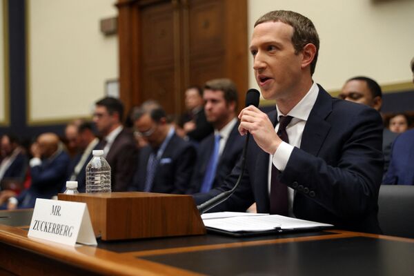 El presidente de Facebook, Mark Zuckerberg, también es zurdo. - Sputnik Mundo