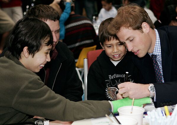 El príncipe William puede considerarse un zurdo hereditario: su padre, el príncipe Carlos y su abuela, la reina Isabel II, también prefieren la mano izquierda a la derecha. Otra famosa pariente suya, la reina Victoria, también era zurda.En la foto: el príncipe William durante una visita a un hospital infantil en Auckland (Nueva Zelanda), 2005. El príncipe William puede considerarse un zurdo hereditario: su padre, el príncipe Carlos y su abuela, la reina Isabel II, también prefieren la mano izquierda a la derecha. Otra famosa pariente suya, la reina Victoria, también era zurda.En la foto: el príncipe William durante una visita a un hospital infantil en Auckland (Nueva Zelanda), 2005. - Sputnik Mundo