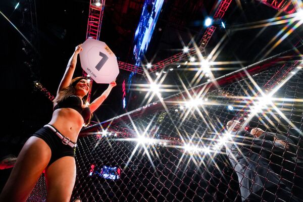 Una ring girl anuncia el primer asalto en una lucha de artes marciales mixtas en el torneo UFC 265 en la ciudad de Houston, Texas (EEUU). - Sputnik Mundo