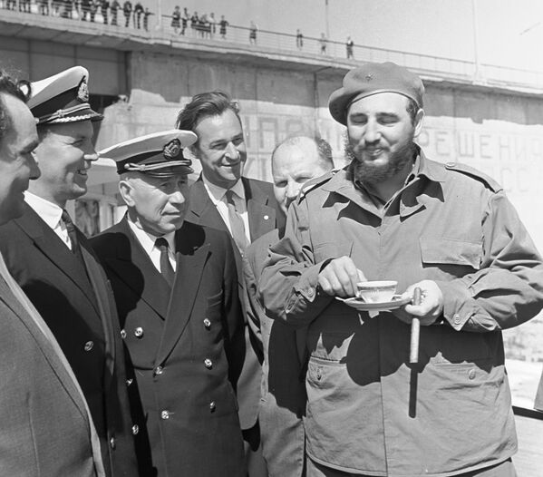 Durante su visita a la URSS, el líder cubano sostuvo varios encuentros y uno de ellos fue con marineros rusos. Mientras hablaban al aire libre, Fidel Castro tomaba una bebida caliente sin desprenderse de su habano. - Sputnik Mundo