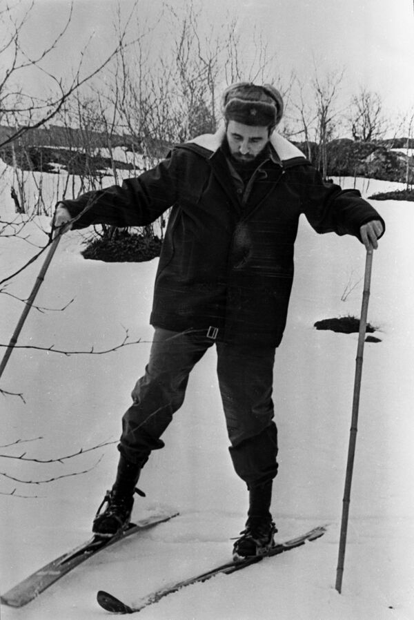 Fidel Castro en Múrmansk, donde el líder de la Revolución cubana inició su visita a la Unión Soviética. Allí no dudó en intentar esquiar. - Sputnik Mundo