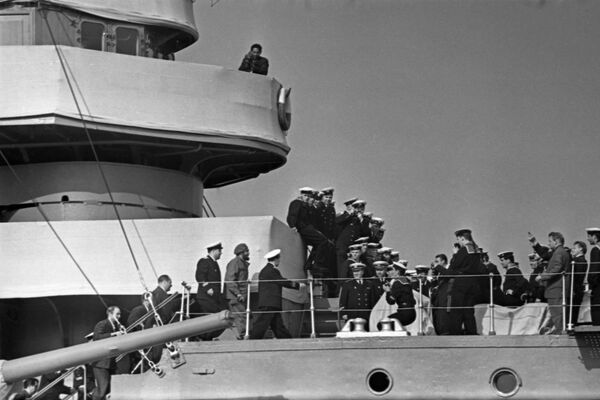 Otra de las ciudades que acogieron la visita del líder cubano fue Leningrado, actualmente San Petersburgo, donde junto a su delegación tuvo la oportunidad de visitar el crucero Aurora. Otra de las ciudades que acogieron la visita del líder cubano fue Leningrado, actualmente San Petersburgo, donde junto a su delegación tuvo la oportunidad de visitar el crucero Aurora. - Sputnik Mundo