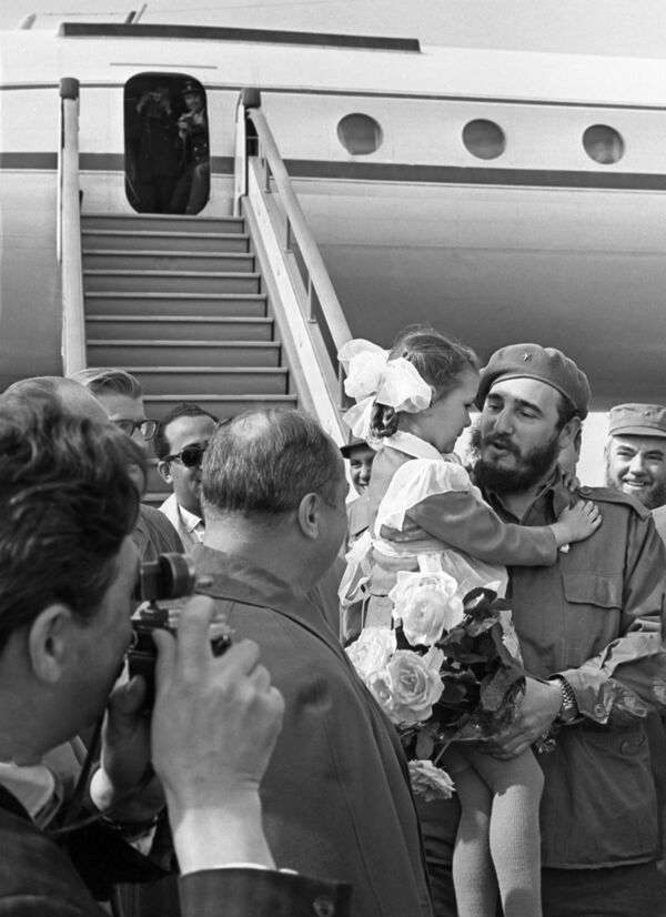 Así llegaba Fidel Castro a Leningrado. En el aeropuerto Púlkovo fue recibido por periodistas, delegaciones y otras personas que lo esperaban solo para saludarlo. - Sputnik Mundo