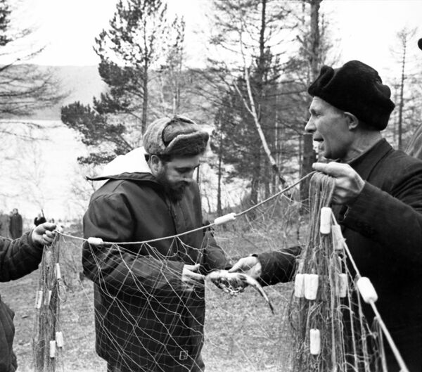 El líder revolucionario también visitó uno de los lugares más hermosos de Rusia, el lago Baikal, donde también habló con los pescadores, quienes le mostraban los peces que cazaban con ayuda de grandes redes. - Sputnik Mundo