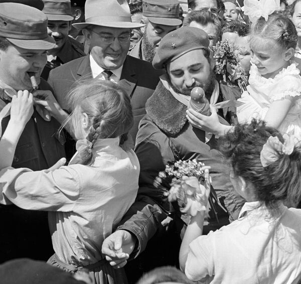 A diferencia de otras ciudades, en Volgogrado, Fidel Castro recibió una de las más amistosas bienvenidas por parte de los grupos juveniles que lo llenaron de flores y suvenires. - Sputnik Mundo
