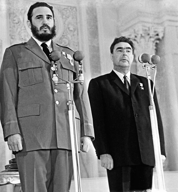 El 23 de mayo de 1963, mediante un decreto del Presidium del Sóviet Supremo de la URSS, Fidel Castro fue condecorado con el título de Héroe de la Unión Soviética con la Orden de Lenin y la Medalla de la Estrella de Oro. Lo recibió de manos del presidente del Presidium del Sóviet Supremo de la URSS, Leonid Brézhnev. - Sputnik Mundo