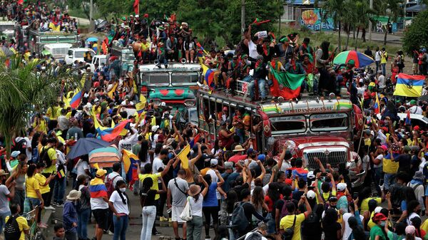 Manifestantes indígenas asisten a una marcha antigubernamental en Cali, Colombia, el miércoles 12 de mayo de 2021 - Sputnik Mundo