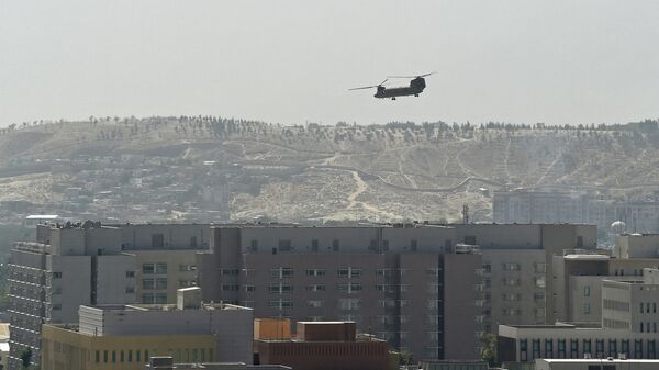 Un helicóptero militar estadounidense volando sobre la embajada de Estados Unidos en Kabul el 15 de agosto de 2021 - Sputnik Mundo