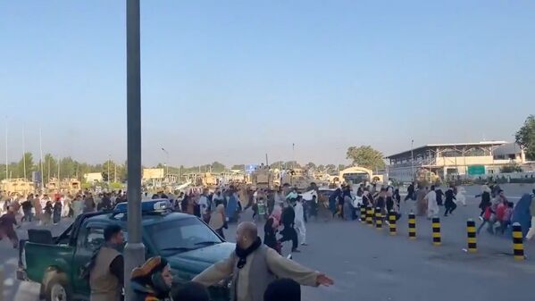 El 15 de agosto el canal de televisión Al Jazeera informó que los militantes del movimiento radical talibán habían ocupado totalmente Kabul e izaron su bandera sobre el palacio presidencial. En la foto: decenas de personas huyen a la terminal del aeropuerto internacional de Kabul después de que los talibanes tomaron el poder en el palacio presidencial. - Sputnik Mundo