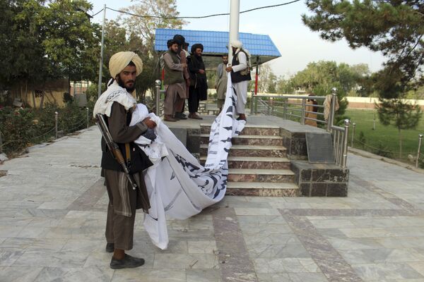 Los militantes talibanes izan su bandera en la ciudad de Ghazni, en el sureste de Afganistán. - Sputnik Mundo