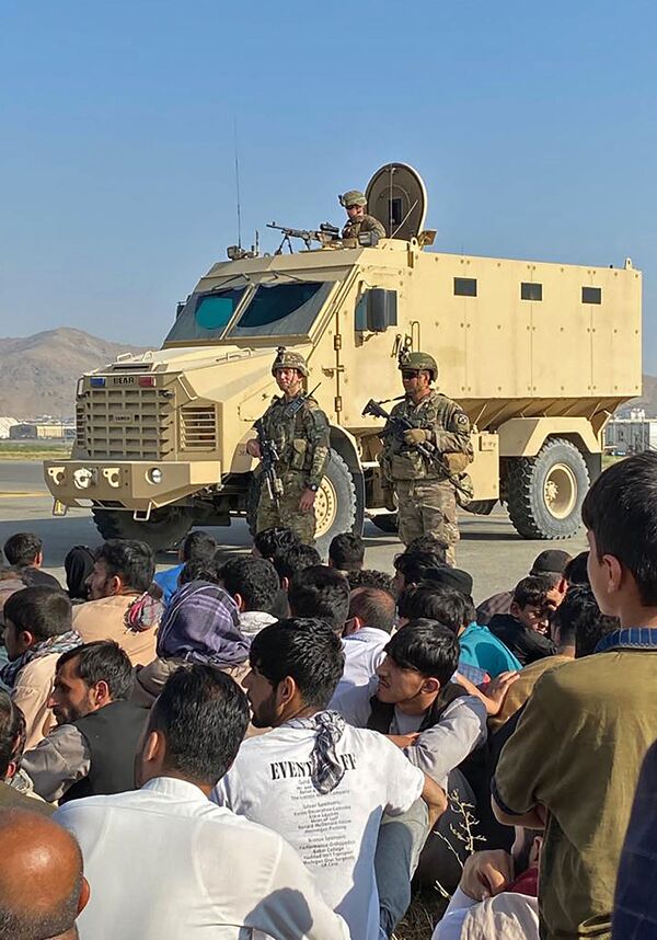 Los talibanes se apoderaron de Afganistán en cuestión de semanas, EEUU ni siquiera ha tenido tiempo de retirar completamente su contingente militar del país. Los diplomáticos estadounidenses fueron evacuados de la Embajada de EEUU en Kabul en helicóptero. En la foto: dos soldados estadounidenses en el aeropuerto internacional de Kabul. - Sputnik Mundo