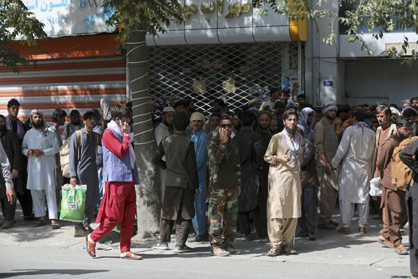 Los residentes de Kabul están huyendo de la capital en pánico. Los bancos están revueltos: muchos de ellos se apresuraron a cerrar sus cuentas antes de huir. En la foto: la cola en un banco de Kabul. - Sputnik Mundo
