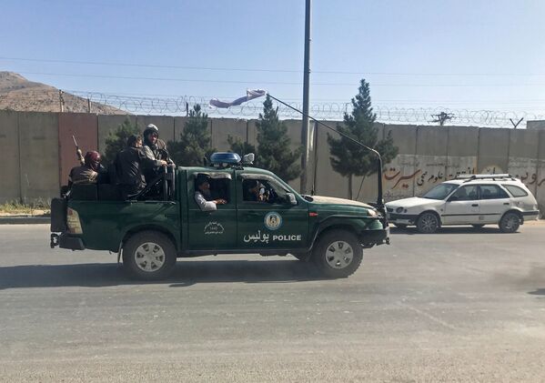 Según Associated Press, los talibanes se preparan para anunciar la creación del Emirato Islámico de Afganistán, que era el nombre del país hace 20 años bajo el régimen talibán. En la foto: los talibanes recorren las calles de la capital afgana. - Sputnik Mundo