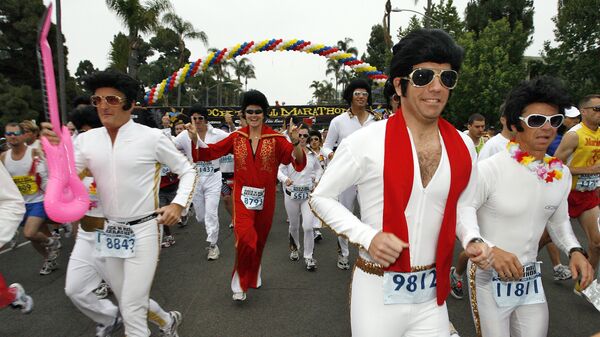 Unos corredores disfrazados de Elvis Presley participan de la décima Maratón del Rocanrol en San Diego (EEUU) el 3 de junio de 2007 - Sputnik Mundo