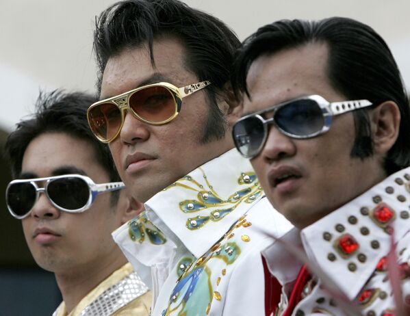 Muchos fans de Presley se negaron a aceptar la muerte de su ídolo. El funeral del cantante incentivó la propagación de los rumores de que todavía seguía vivo, ya que se realizó de manera privada. Nadie, excepto un reducido círculo de familiares y amigos, pudo despedirse del músico.En la foto: unos imitadores de Elvis posan para una foto antes de una actuación en Manila (Filipinas), el 15 de agosto de 2010. - Sputnik Mundo