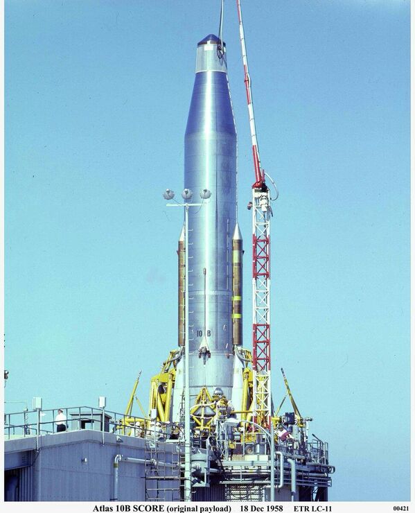 El 18 de diciembre de 1958, la NASA lanzó su primer satélite de comunicaciones, el SCORE. La batería se agotó el 30 de diciembre de 1958, pero antes se completaron ocho horas de operaciones de comunicación, incluyendo la recepción, grabación y retransmisión de señales de voz. El satélite fue lanzado sobre el cohete Atlas 10B. - Sputnik Mundo