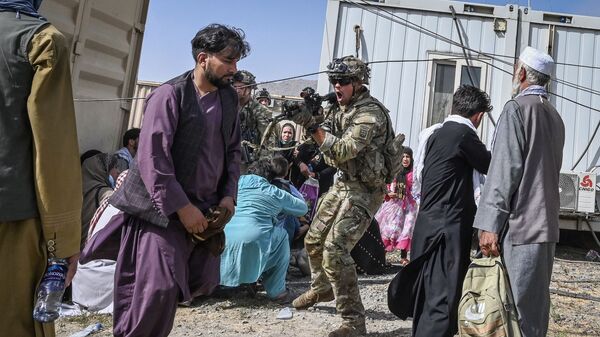 Американский солдат целится на афганцев в аэропорту Кабула  - Sputnik Mundo