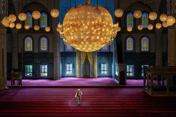 La obra del turco Dilek Uyar Before Worship (Antes de una oración), que muestra cómo son desinfectadas las mezquitas en su país, ocupó el segundo lugar en la categoría La nueva normalidad. - Sputnik Mundo