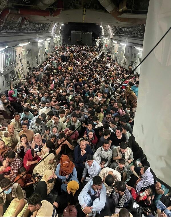 2021: Un avión C-17 de EEUU, con una capacidad de 134 personas, evacuó a 823 afganos: un récord para este modelo de aviones.  - Sputnik Mundo