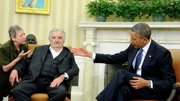 El expresidente uruguayo José Mujica junto a su par estadounidense Barack Obama durante una reunión en la Casa Blanca en 2014 - Sputnik Mundo