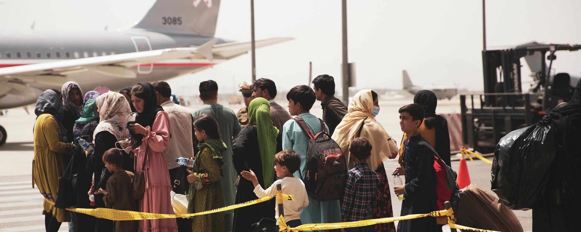 Civiles abordan un avión durante una evacuación en el Aeropuerto Internacional Hamid Karzai, Kabul - Sputnik Mundo, 1920, 19.08.2021