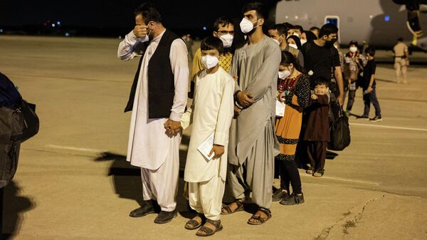 Las personas evacuadas de Kabul aterrizan en Torrejón de Ardoz, Madrid - Sputnik Mundo
