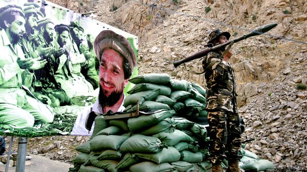 Soldado afgano frente el poster con Ahmad Shah Masud, señor de la guerra de Afganistán conocido como 'el león de Panshir' (archivo) - Sputnik Mundo