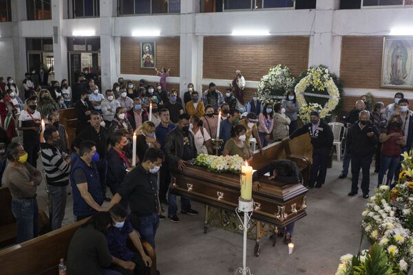 Familiares, amigos y colegas del medio asisten al funeral del periodista asesinado Jacinto Romero. - Sputnik Mundo