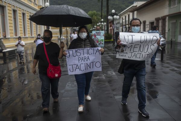 Los manifestantes, incluidos muchos periodistas, exigen una investigación justa sobre el asesinato de Romero. - Sputnik Mundo