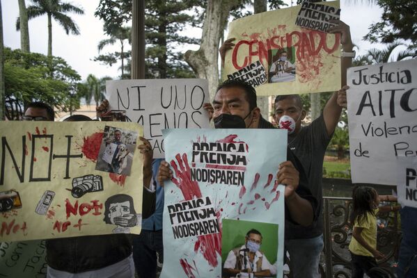 Participantes en una marcha por el asesinato del periodista Jacinto Romero en Orizaba, Veracruz. - Sputnik Mundo