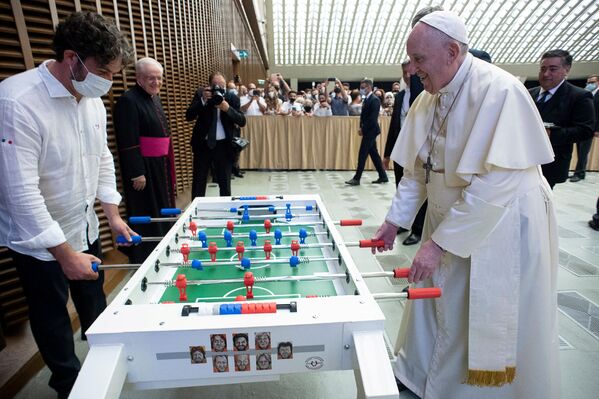 El papa Francisco juega al fútbol de mesa con un feligrés durante una audiencia semanal en el Vaticano. - Sputnik Mundo