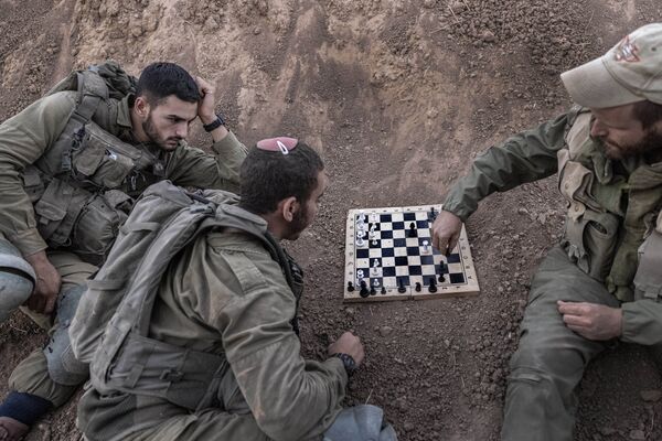Unos soldados israelíes juegan al ajedrez cerca de la frontera con Gaza. - Sputnik Mundo