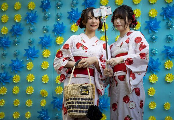 Unas jóvenes se toman un selfie en el templo tokiota de Senso-ji. - Sputnik Mundo