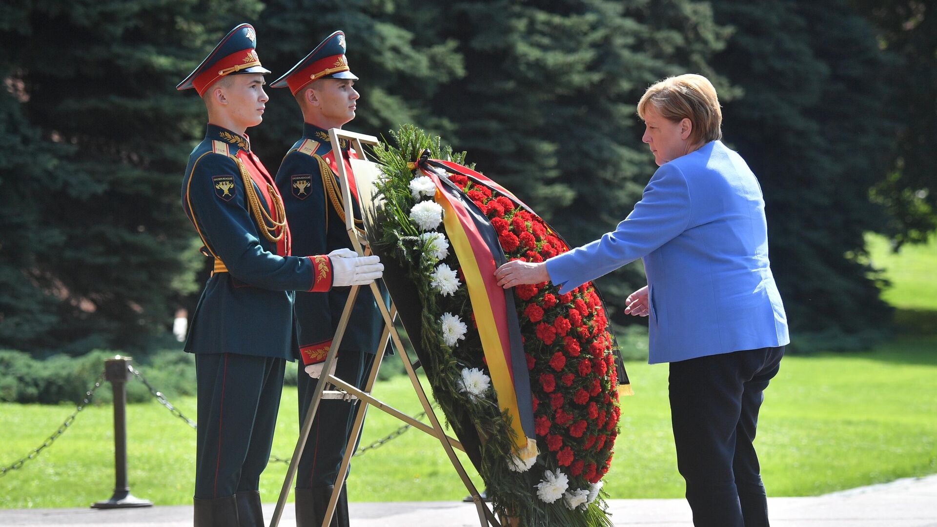 Angela Merkel, canciller alemana, coloca flores al pie de la Tumba del Soldado Desconocido - Sputnik Mundo, 1920, 20.08.2021