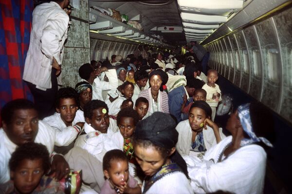 1991: En una operación encubierta que tuvo lugar los días 24 y 25 de mayo de 1991, el Gobierno israelí logró evacuar a 14.325 judíos etíopes del país africano utilizando aviones C-130 Hercules y Boeing 747. De hecho, durante esta operación se batió el récord del número de pasajeros transportados en un Boeing 747: 1.087 personas. - Sputnik Mundo