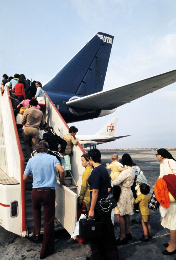 1975: Después de la guerra colonial de Portugal, 1 millón de portugueses fueron evacuados de Angola y Mozambique utilizando cientos de aviones comerciales. - Sputnik Mundo