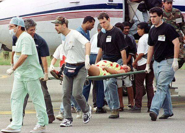 1999: Los helicópteros de la Fuerza Aérea de Venezuela realizaron espectaculares rescates aéreos durante las inundaciones que sufrió el estado Vargas. - Sputnik Mundo