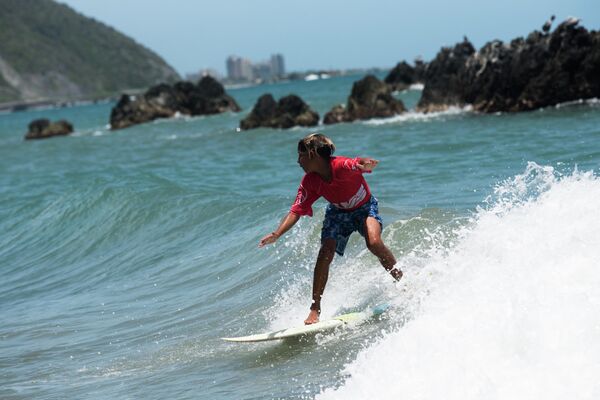 Un niño surfeando en Anare, Venezuela - Sputnik Mundo